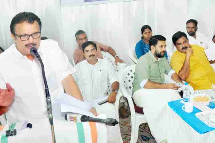 കൊയിലാണ്ടി ഗവ. താലൂക്ക് ആശുപത്രി സന്ദര്‍ശനത്തിനെത്തിയ മന്ത്രി കെ മുരളീധരന്‍ ജനപ്രതിനിധികളുടെയും ആശുപത്രി വികസന സമിതി അംഗങ്ങളുടെയും അവലോകന യോഗത്തില്‍ സംസാരിക്കുന്നു