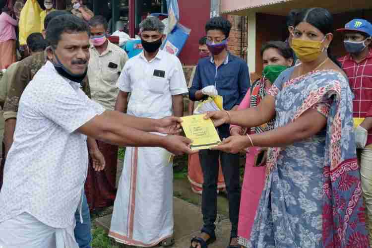 ബ്രേക്ക് ദ ചെയിന് ക്യാംപെയിന്റെ ഭാഗമായ  ട്രാവല് ഡയറിയുടെ വിതരണോദ്ഘാടനം ഓട്ടോ ഡ്രൈവര്മാര്ക്കും വ്യാപരികള്ക്കും നല്കി ഗ്രാമപഞ്ചായത്തംഗം പുഷ്പ ഗോപി നിര്വഹിക്കുന്നു