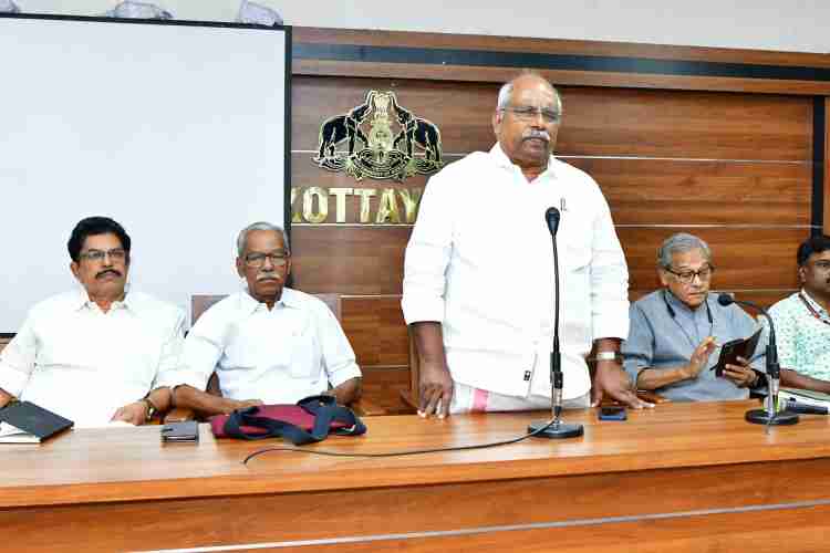 സംസ്ഥാന വയോജന കമ്മീഷൻ ജില്ലാ കളക്ടറേറ്റ് കോൺഫറൻസ് ഹാളിൽ ചേർന്ന  യോഗത്തിൽ  ചെയർമാൻ കെ. സോമപ്രസാദ് സംസാരിക്കുന്നു.