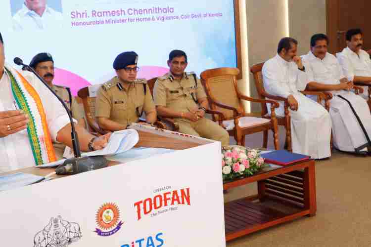 ഓപ്പറേഷൻ തൂഫാന്റെ മധ്യതിരുവിതാംകൂർ മേഖലാ തല ഉദ്ഘാടനവും തൂഫാൻ ഷീൽഡ് -പ്രിവൻഷൻ ഓഫ് ഡ്രഗ് അബ്യൂസ് എച്ച്.ആർ. പോളിസി നടപ്പാക്കുന്നതിന്റെ ഉദ്ഘാടനവും കോട്ടയം കാരിത്താസ് ആശുപത്രിയിൽ ആഭ്യന്തരമന്ത്രി രമേശ് ചെന്നിത്തല നിർവഹിക്കുന്നു. ജലവിഭവവകുപ്പുമന്ത്രി അഡ്വ. മോൻസ് ജോസഫ്, നാട്ടകം സുരേഷ് എം.എൽ.എ, സംസ്ഥാന പോലീസ് മേധാവി റാവഡ എ. ചന്ദ്രശേഖർ, എറണാകുളം റേഞ്ച് ഡി.ഐ.ജി. ജി.എച്ച്. യതീഷ് ചന്ദ്ര, ജില്ലാ പോലീസ് മേധാവി കെ.എം. സാബു മാത്യൂ, കാരിത്താസ് ആശുപത്രി ചെയർമാൻ ബിഷപ്് മാർ ജോസഫ് പണ്ടാരശേരിൽ ചടങ്ങിൽ അധ്യക്ഷത വഹിച്ചു. കാരിത്താസ്
