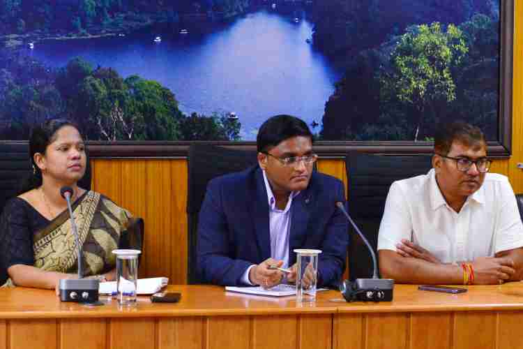 നിയമസഭ തെരഞ്ഞെടുപ്പിന്റെ ഭാഗമായി കളക്ടറേറ്റിൽ ചേർന്ന രാഷ്ട്രീയ പാർട്ടി പ്രതിനിധികളുടെ യോഗത്തിൽ തെരഞ്ഞെടുപ്പ് നിരീക്ഷകർ സംസാരിക്കുന്നു 