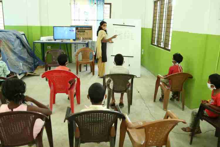കഞ്ഞിക്കുഴി പഞ്ചായത്തിലെ  പാലപ്ലാവ് പഠനകേന്ദ്രത്തിലെ ഓണ്ലൈന്ക്ലാസില് പങ്കെടുക്കുന്ന കുട്ടികള്