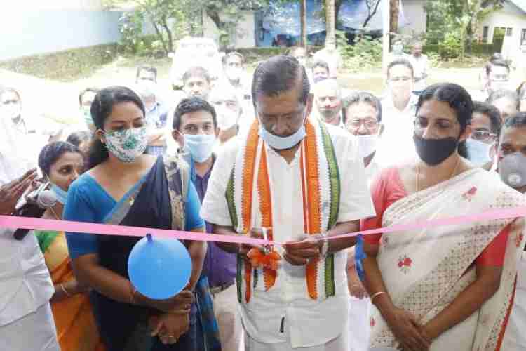 ഇളംദേശം ബ്ലോക്ക് പഞ്ചായത്തില്  എം എല് എ  ഫണ്ട് ഉപയോഗിച്ച് നിര്മ്മിച്ച കുടുംബാരോഗ്യ കേന്ദ്രം പി ജെ ജോസഫ് എം എല് എ ഉദ്ഘാടനം ചെയ്യുന്നു