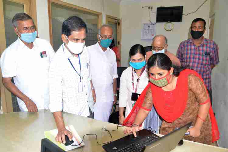 വായനാമാസാചരണത്തിന്റെ ജില്ലാതല പരിപാടികളുടെ ഉദ്ഘാടനം ഓണ്‍ലൈനായി എ.ഡി എം. ആര്‍.പി. സുരേഷ് നിര്‍വഹിക്കുന്നു.