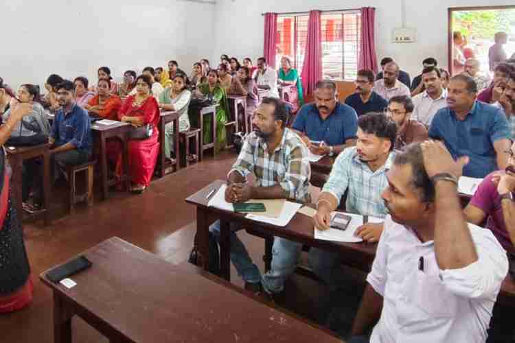 കാഞ്ഞിരപ്പള്ളി സെന്റ് ഡൊമിനിക്സ് ഹയര്‍ സെക്കന്‍ഡറി സ്‌കൂളില്‍ എന്യുമറേറ്റര്‍മാര്‍ക്കും സൂപ്പര്‍വൈസര്‍മാര്‍ക്കുമുള്ള പരിശീലന പരിപാടി സെന്‍സസ് ഡെപ്യൂട്ടി ഡയറ്കര്‍ വി.സി. നിഷ ഉദ്ഘാടനം ചെയ്യുന്നു