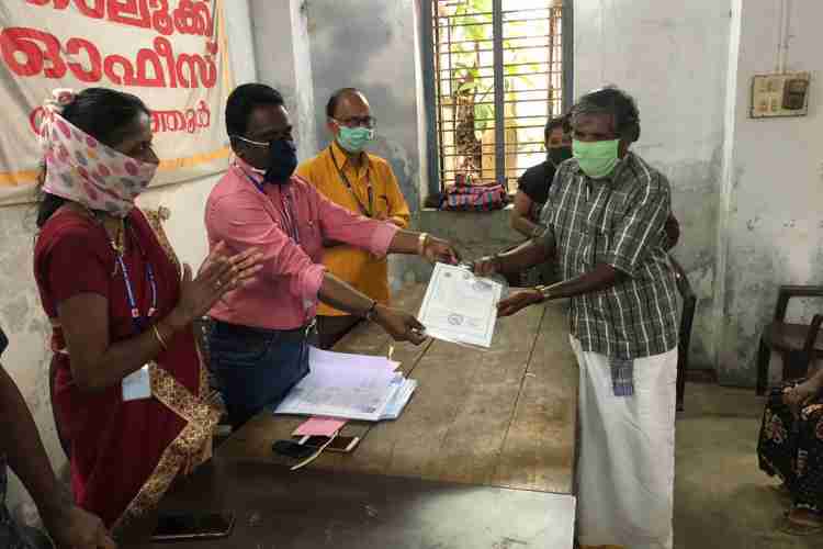 വണ്ടാഴി കടപ്പാറ ആദിവാസി കോളനിയിലെ നിവാസികള്‍ക്ക് പട്ടയം വിതരണം ചെയ്യുന്നു.