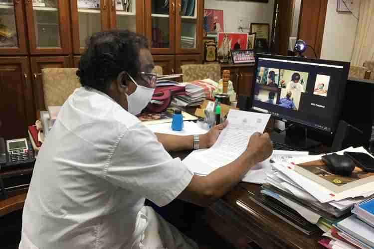 സൂം മീറ്റിങ്ങിലൂടെ സംഘടിപ്പിച്ച ജില്ലാതല കോവിഡ് പ്രതിരോധ അവലോകന യോഗത്തില്‍ മന്ത്രി എ.കെ. ബാലന്‍ സംസാരിക്കുന്നു.