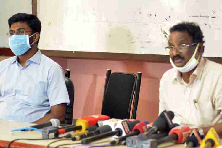  കലക്ടറേറ്റ് കോണ്‍ഫറന്‍സ് ഹാളില്‍ നടന്ന പത്രസമ്മേളനത്തില്‍ മന്ത്രി എ.കെ ബാലന്‍ സംസാരിക്കുന്നു. ജില്ലാ കലക്ടര്‍ ഡി.ബാലമുരളി സമീപം.