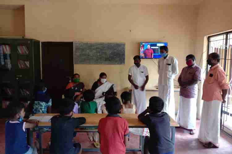 ജില്ലാ പഞ്ചായത്തിന്റെ നേതൃത്വത്തില്‍ അട്ടപ്പാടിയിലെ നക്കുപതി ഊരില്‍ സ്ഥാപിച്ച ടി.വി. ജില്ലാ പഞ്ചായത്ത് പ്രസിഡന്റ് അഡ്വ.കെ. ശാന്തകുമാരി ഉദ്ഘാടനം ചെയ്യുന്നു.