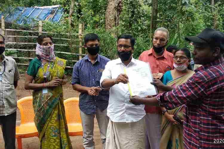 പറമ്പിക്കുളം മേഖലയില്‍ ഒറവന്‍പാടി കോളനിയിലെ 28 കുടുംബങ്ങള്‍ക്കുള്ള പട്ടയം കെ.ബാബു എം.എല്‍.എ വിതരണം ചെയ്യുന്നു.