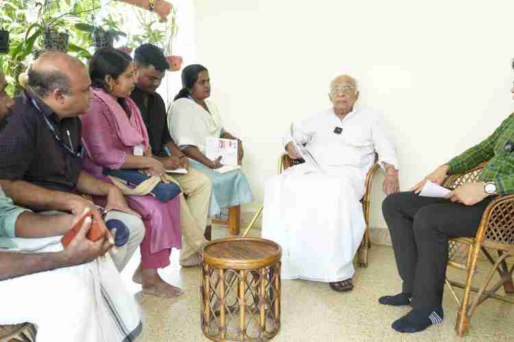 നവകേരളം സിറ്റിസൺ റെസ്പോൺസ് പ്രോഗ്രാമിന്റെ കോട്ടയം ജില്ലയിലെ ഭവനസന്ദർശനത്തിനു തുടക്കം കുറിച്ച് സുപ്രീം കോടതി മുൻ ജഡ്ജി ജസ്റ്റിസ് കെ.ടി. തോമസിന്റെ കോട്ടയം കഞ്ഞിക്കുഴിയിലെ വസതിയിൽ ജില്ലാ കളക്ടർ ചേതൻ കുമാർ മീണയുടെ സാന്നിധ്യത്തിൽ വിവരശേഖരണം നടത്തുന്നു.