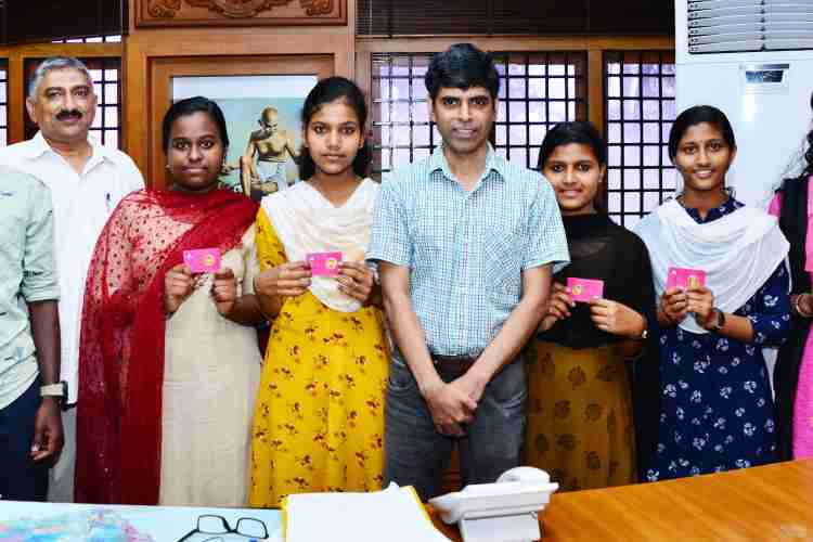 2018- 19 വര്‍ഷത്തെ എസ്എസ്എല്‍സി പരീക്ഷയില്‍ മുഴുവന്‍ വിഷയങ്ങളിലും എ പ്ലസ് നേടിയ പട്ടിക വര്‍ഗ വിദ്യാര്‍ത്ഥികള്‍ക്ക് നല്‍കുന്ന സ്വര്‍ണനാണയം ജില്ലാ കലക്ടര്‍ ടി വി സുഭാഷ് സമ്മാനിക്കുന്നു.