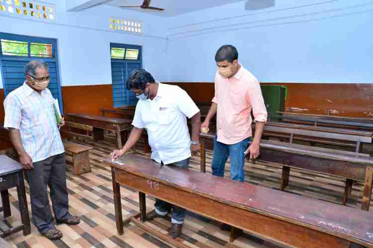 ജില്ലയിലെ  പരീക്ഷാ കേന്ദ്രങ്ങളിൽ മുൻഒരുക്കം നടത്തുന്നു