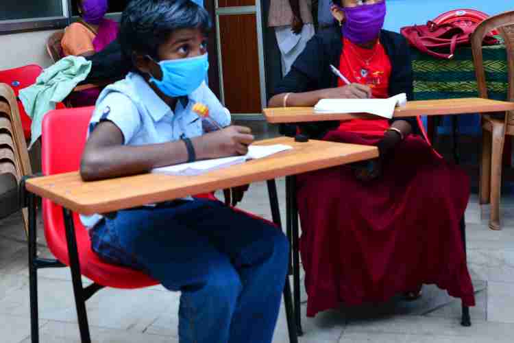 തമിഴ്‌നാട് സ്വദേശികളായ  കുട്ടികള്‍ ഫസ്റ്റ് ബെല്‍ ഓണ്‍ലൈന്‍ ക്ലാസ്സ് പഠിക്കുന്നതിനായി ജില്ലാ ലൈബ്രറി ഹാളില്‍ എത്തിയപ്പോള്‍