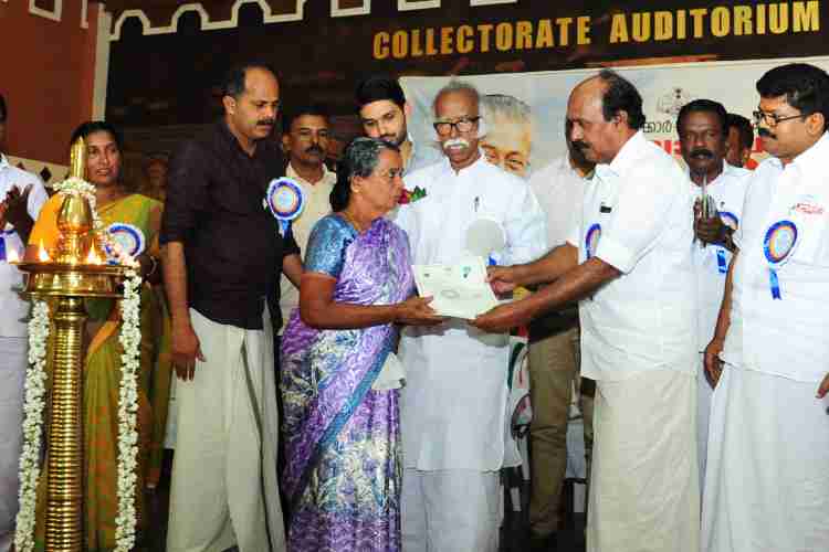 കണ്ണൂര്‍ കലക്ടറേറ്റ് ഓഡിറ്റോറിയത്തില്‍ നടന്ന പട്ടയ മേള റവന്യൂ വകുപ്പ് മന്ത്രി ഇ ചന്ദ്രശേഖരന്‍ ഉദ്ഘാടനം ചെയ്യുന്നു.