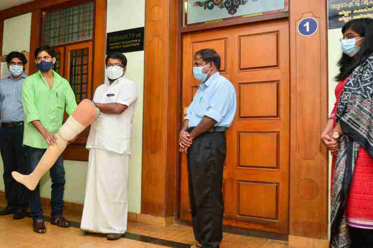 കെ.കെ രാഗേഷ്‌ എം.പി യുടെ പ്രാദേശിക വികസന ഫണ്ടിൽ നിന്നുള്ള കൃത്രിമകാൽ വിതരണം കണ്ണൂർ കലക്ടറേറ്റിൽ നടന്ന ചടങ്ങിൽ കെ.സമേഷിനു കൈമാറുന്നു.