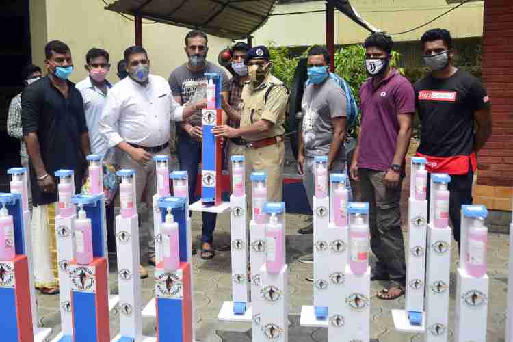 .ജില്ലയിലെ സൈനികരുടെ കൂട്ടായ്മയായ കണ്ണൂര്‍ വാരിയേഴ്‌സിന്റെ നേതൃത്വത്തില്‍ ജില്ലയിലെ  പോലീസ് സ്റ്റേഷനുകളിലേക്ക് നല്‍കുന്ന പെഡല്‍ ഓപ്പറേറ്റഡ് സാനിറ്റര്‍ മെഷീനിന്റെ ഉദ്ഘാടനം ഡി.ഐ.ജി  കെ.സേതുരാമന്‍ നിര്‍വ്വഹിക്കുന്ന