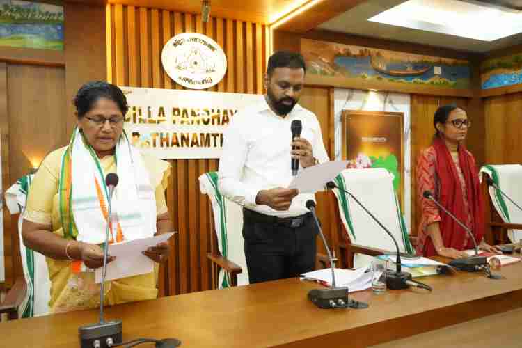 ജില്ലാ പഞ്ചായത്ത് പ്രസിഡന്റായി തിരഞ്ഞെടുക്കപ്പെട്ട ദീനാമ്മ റോയിക്ക് ജില്ലാ കലക്ടര്‍ എസ് പ്രേം കൃഷ്ണന്‍ സത്യവാചകം ചൊല്ലിക്കൊടുക്കുന്നു