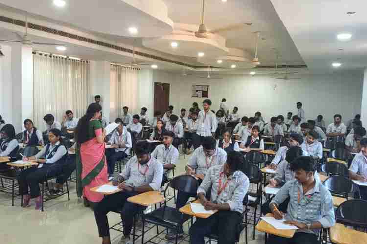 ചീഫ് മിനിസ്റ്റേഴ്‌സ് മെഗാ ക്വിസില്‍ പങ്കെടുക്കുന്ന അടൂര്‍ എസ്എന്‍ഐടി കോളജ് വിദ്യാര്‍ഥികള്‍