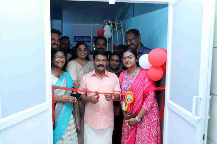 റാന്നി ആശുപത്രിയിലെ നവീകരിച്ച ലക്ഷ്യ ലേബര്‍ റൂമും ലേബര്‍ വാര്‍ഡ്  ഉദ്ഘാടന ചടങ്ങില്‍ അഡ്വ. പ്രമോദ് നാരായണ്‍ എംഎല്‍എ സംസാരിക്കുന്നു