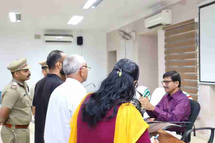കലക്ടറേറ്റ് കോണ്‍ഫറന്‍സ് ഹാളില്‍ നടന്ന വിവരാവകാശ കമീഷന്‍ സിറ്റിങ്ങില്‍ സംസ്ഥാന വിവരാവകാശ കമീഷണര്‍ അഡ്വ. ടി കെ രാമകൃഷ്ണന്‍ പരാതികള്‍ കേള്‍ക്കുന്നു