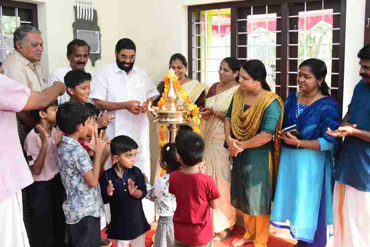 അയ്മനം ഗ്രാമപഞ്ചായത്തിലെ ഒമ്പതാം വാർഡിൽ പുതുതായി നിർമിച്ച അങ്കണവാടി കെട്ടിടം മന്ത്രി വി.എൻ. വാസവൻ ഉദ്ഘാടനം ചെയ്യുന്നു.