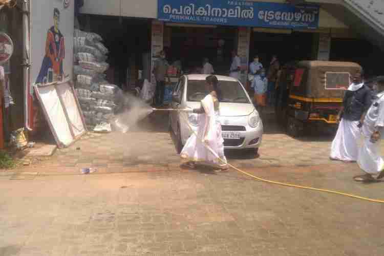 രാജക്കാട് ടൗണ്‍ ശുചീകരണത്തിന് നേതൃത്വം നല്‍കുന്ന പഞ്ചായത്ത് പ്രസിഡന്റ് സതി കുഞ്ഞുമോന്‍