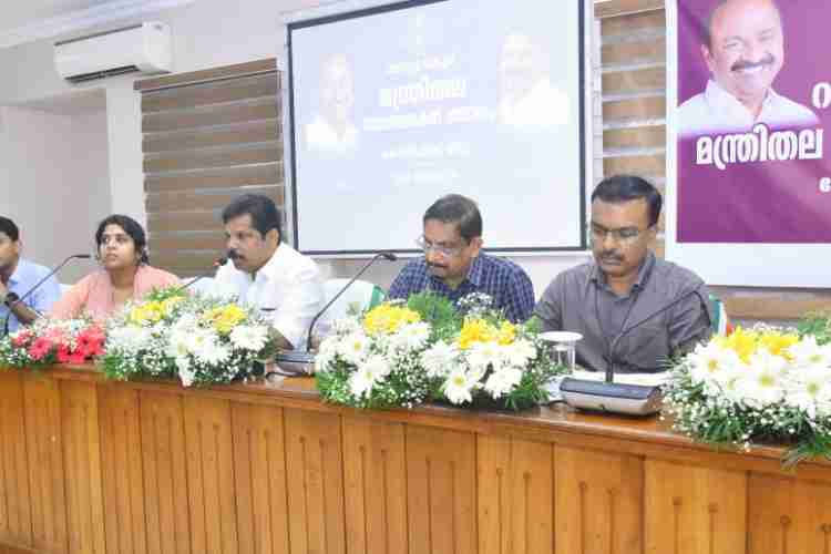 റവന്യൂ വകുപ്പ് ജില്ലാതല  അവലോകനയോഗം മന്ത്രി എ പി അനിൽകുമാർ ഉദ്ഘാടനം ചെയ്യുന്നു