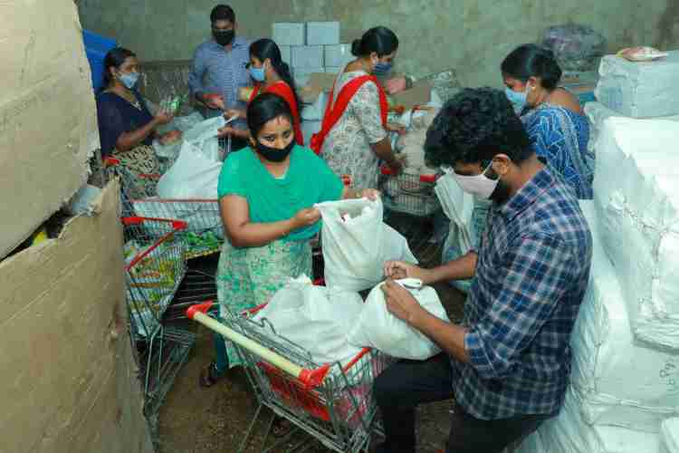 റേഷന്‍ കടകള്‍ വഴി വിതരണത്തിനുള്ള ഓണക്കിറ്റ് സപ്ലൈകോയില്‍ തയ്യാറാക്കുന്നു