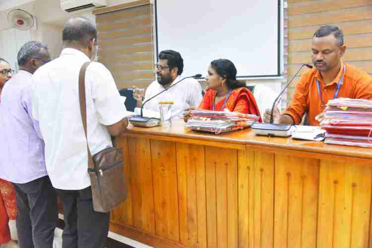 സംസ്ഥാന പട്ടികജാതി-പട്ടികഗോത്രവര്‍ഗ കമീഷന്‍ കലക്ടറേറ്റ് കോണ്‍ഫറന്‍സ് ഹാളില്‍ നടത്തിയ സിറ്റിങ്ങില്‍നിന്ന്