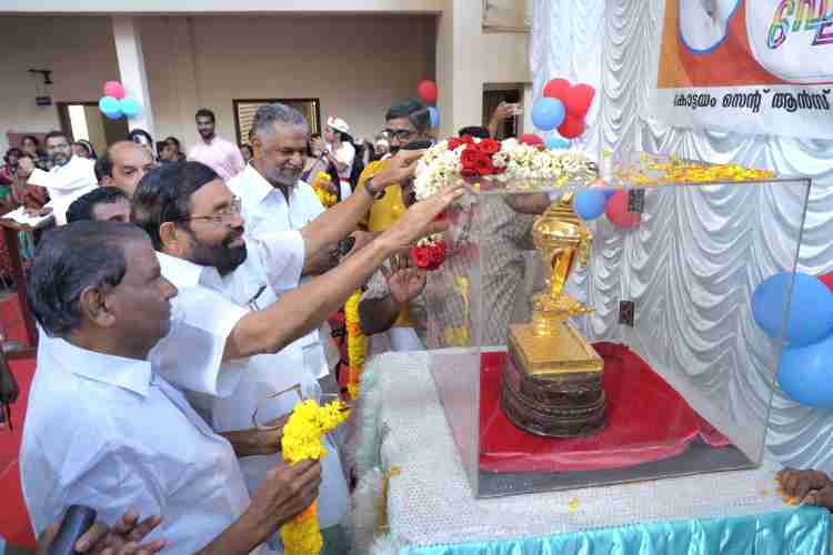 സംസ്ഥാന സ്‌കൂൾ കലോത്സവത്തിന്റെ ഭാഗമായി ജില്ലയിൽ എത്തിയ സ്വർണ്ണ കപ്പ് ഘോഷയാത്രയെ കോട്ടയം സെന്റ് ആൻസ് ഗേൾസ് ഹയർസെക്കൻഡറി  മന്ത്രി വി.എൻ. വാസവന്റെ നേതൃത്വത്തിൽ സ്വീകരിക്കുന്നു.
