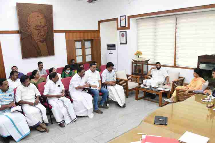  പ്രത്യേക തീവ്ര വോട്ടർ പട്ടിക പുതുക്കലിന്റെ(എസ്ഐആർ)ഭാഗമായി പ്രസിദ്ധീകരിച്ച കരട് വോട്ടർപട്ടികയുമായി ബന്ധപ്പെട്ട് ജില്ലാ കളക്ടറുടെ ചേംബറിൽ ചേർന്ന യോഗത്തിൽ മന്ത്രി വി.എൻ. വാസവൻ സംസാരിക്കുന്നു. ഇലക്ടറൽ റോൾ ഒബ്സർവർ ടിങ്കു ബിസ്വാൾ, ജില്ലാ കളക്ടർ ചേതൻകുമാർ മീണ എന്നിവർ സമീപം.