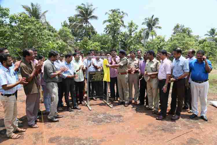 ജില്ലാ പോലീസ് ആസ്ഥാനത്ത് പുതുതായി നിര്‍മ്മിക്കുന്ന ട്രെയിനിംഗ് സെന്ററിന്റെ ശിലാസ്ഥാപനം  ജില്ലാ പോലീസ് മേധാവി  കെ.ജി സൈമണ്‍ നിര്‍വഹിക്കുന്നു.      