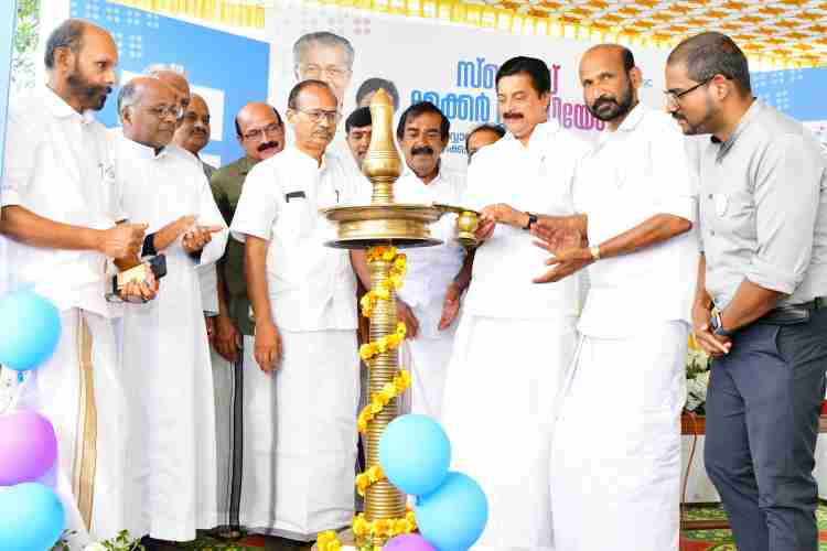 വാളക്കയം സർവോദയ ഗ്രന്ഥശാലയിൽ ആരംഭിച്ച സ്ട്രൈഡ് മേക്കർ സ്റ്റുഡിയോയുടെ ഉദ്ഘാടനം മന്ത്രി റോഷി അഗസ്റ്റിൻ നിർവഹിക്കുന്നു.