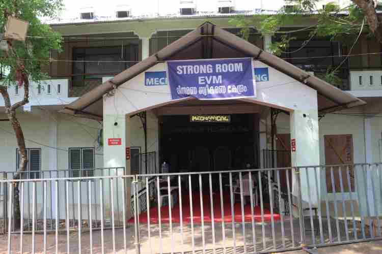 കോന്നി നിയോജകമണ്ഡലത്തിലെ വോട്ടിംഗ് മെഷീന്‍ സൂക്ഷിച്ചിരിക്കുന്ന മലയാലപ്പുഴ മുസലിയാര്‍ എഞ്ചിനീയറിംഗ് കോളജ് സ്ട്രോങ് റൂം