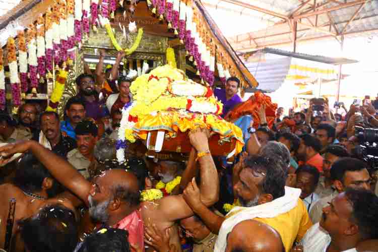പന്തളം വലിയകോയിക്കല്‍ ശാസ്താ ക്ഷേത്രത്തില്‍ നിന്ന് ആരംഭിച്ച തിരുവാഭരണ ഘോഷയാത്ര
