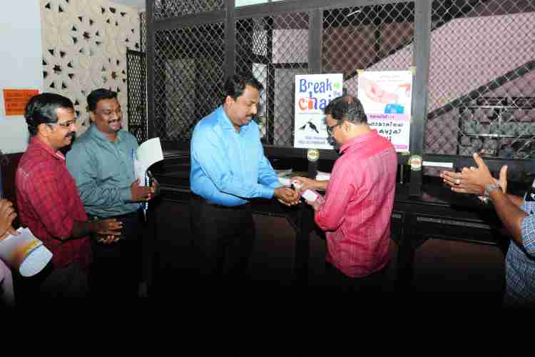 ജില്ലാ ഇൻഫർമേഷൻ സെന്ററിൽ ജില്ലാ ഇൻഫർമേഷൻ ഓഫീസർ ബി സേതുരാജിൽ നിന്നും സാനിറ്റൈസർ സ്വീകരിച്ച് ജില്ലാ കളക്ടർ എസ് ഷാനവാസ് കിയോസ്‌ക് ഉദ്ഘാടനം ചെയ്യുന്നു