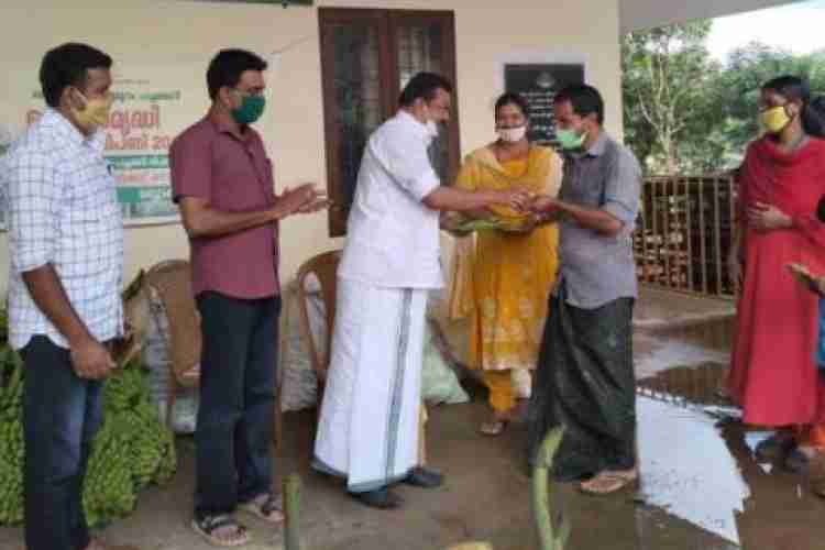 ഓണത്തിന് ഒരു മുറം പച്ചക്കറി' പദ്ധതിയുടെ ഭാഗമായി പച്ചക്കറി വിത്തുകളുടെ വിതരണോദ്ഘാടനം  നെടുങ്കണ്ടം ബ്ലോക്ക് പഞ്ചായത്ത് പ്രസിഡണ്ട് റെജി പനച്ചിക്കല്‍ നിര്‍വ്വഹിക്കുന്നു.