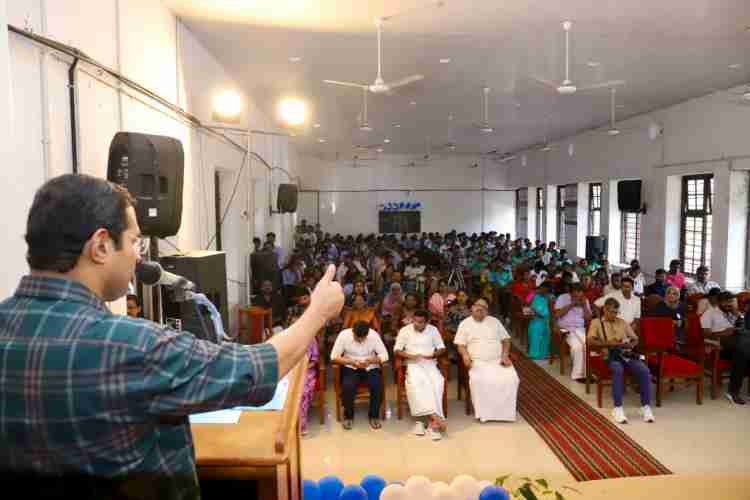 കോഴിക്കോട് ഗവ. കോളേജ് ഓഫ് ഫിസിക്കല്‍ എഡ്യൂക്കേഷനില്‍ കായിക ഗവേഷണ കേന്ദ്രം ഉദ്ഘാടനവും 'മെറിറ്റ് ഡേ' അവാര്‍ഡ് ദാനവും മന്ത്രി റോജി എം ജോണ്‍ നിര്‍വഹിക്കുന്നു