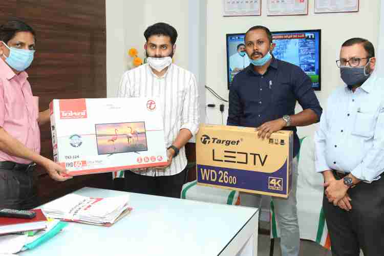 ദുബായ് ഇന്‍കാസ് ഗ്രൂപ്പ് ജനറല്‍ സെക്രട്ടറി അമല്‍ ചെറുചിലപറമ്പിലിന്റെ നേതൃത്വത്തില്‍  രണ്ട് എല്‍ഇഡി ടിവികള്‍  ജില്ലാ കളക്ടര്‍ എച്ച് ദിനേശന് കൈമാറുന്നു.
