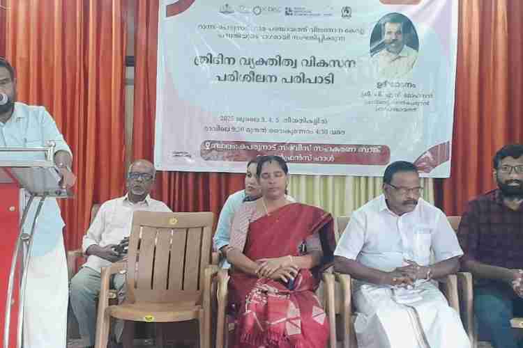 വിജ്ഞാന കേരളം പദ്ധതിയുടെ ഭാഗമായി സംഘടിപ്പിക്കുന്ന ത്രിദിന വ്യക്തിത്വ വികസന പരിശീലനത്തിന്റെ ഉദ്ഘാടനം പ്രസിഡന്റ് പി.എസ് മോഹനന്‍ നിര്‍വഹിക്കുന്നു