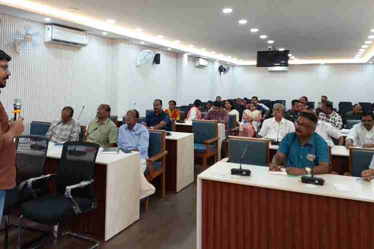 നിയമസഭ തിരഞ്ഞെടുപ്പിന്റെ ചെലവ് നിരീക്ഷണവുമായി ബന്ധപ്പെട്ട് സ്ഥാനാര്‍ഥികളുടെ ഏജന്റുമാര്‍ക്ക് കലക്ടറേറ്റ് കോണ്‍ഫറന്‍സ് ഹാളില്‍ സംഘടിപ്പിച്ച പരിശീലന പരിപാടി