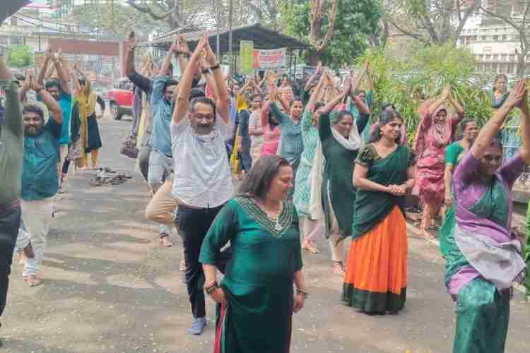 ആരോഗ്യം ആനന്ദം വൈബ് ഫോർ വെൽനെസ് പരിപാടിയുടെ ഭാഗമായി ജില്ലാ മെഡിക്കൽ ഓഫീസിന്റെ നേതൃത്വത്തിൽ സംഘടിപ്പിച്ച യോഗ നൃത്ത പരിപാടി​