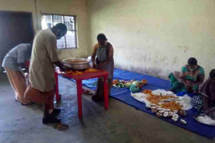 വണ്ടിപ്പെരിയാര്‍ ഗ്രാമപഞ്ചായത്തിലെ സമൂഹ പാചകമുറിയില്‍ ഭക്ഷണം തയ്യാറാക്കുന്നു.