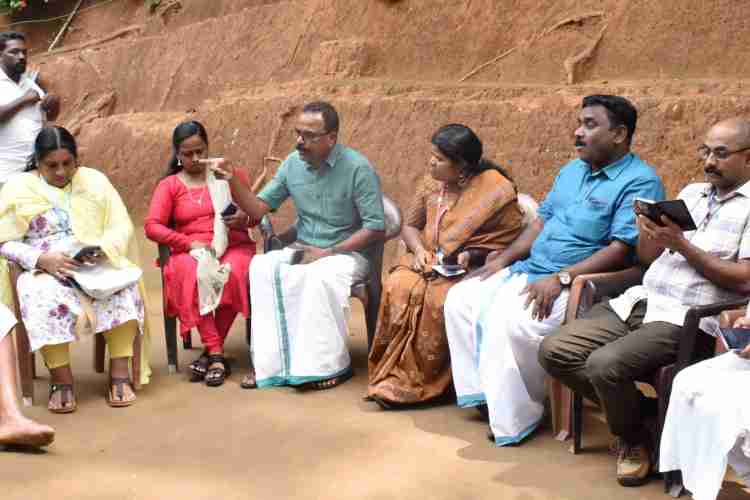 സിറ്റിസൺ റസ്പോൺസ് പ്രോഗ്രാമിൻ്റെ ഭാഗമായി പത്മശ്രീ ചെറുവയൽ രാമൻ്റെ വീട്ടിലെത്തി അഭിപ്രായം ശേഖരിക്കുന്ന വളണ്ടിയർമാർ