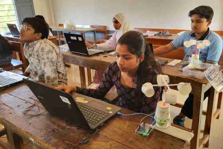 പത്താം ക്ലാസുകാർക്ക് കൈറ്റിന്റെ റോബോട്ടിക്സ് പരിശീലനം