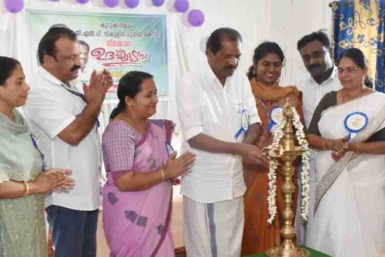കുറുക്കൻമൂല ജി.എൽ.പി.സ്കൂൾ കെട്ടിട നിർമാണോദ്ഘാടനം മന്ത്രി ഒ.ആർ. കേളു നിർവഹിക്കുന്നു