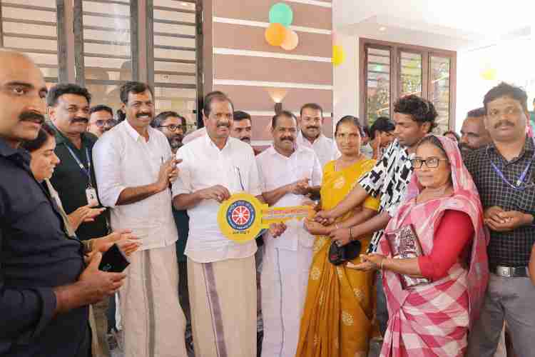 ഹയർ സെക്കൻ്ററി നാഷണൽ സർവീസ് സ്കീം നിർമ്മിച്ച് നൽകിയ സ്നേഹഭവനത്തിൻ്റെ താക്കോൽ അനഘനും അമ്മ ബിന്ദുവിനും മന്ത്രി ഒ ആർ കേളു കൈമാറുന്നു
