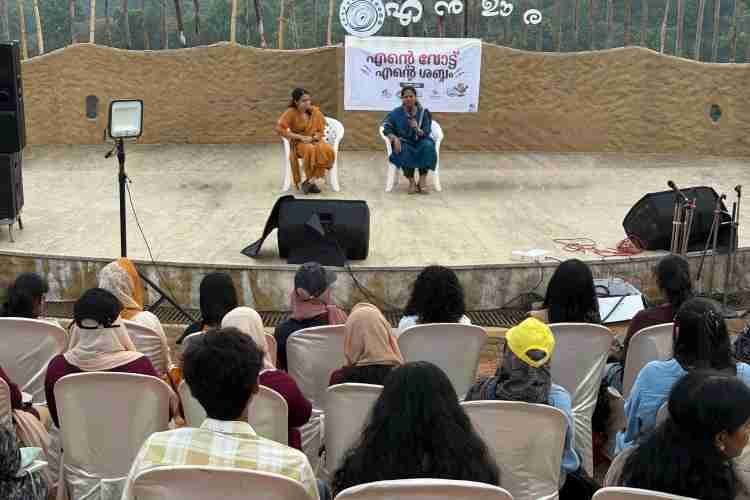 സ്വീപ്പിന്റെ ഭാഗമായി എൻ ഊര് ഗോത്ര പൈതൃക ഗ്രാമത്തിൽ സംഘടിപ്പിച്ച   ടീ ചാറ്റ് വിത്ത് കളക്ടർ പരിപാടിയിൽ ജില്ലാ കളക്ടർ ഡി. ആർ മേഘശ്രീ, അസിസ്റ്റന്റ് കളക്ടർ പി.പി അർച്ചന എന്നിവർ വുമൺ ഇൻഫ്ലുവൻസർമാരുമായി സംവദിക്കുന്നു