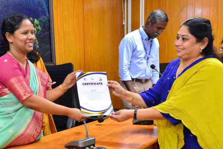 നിയമസഭാ തെരഞ്ഞെടുപ്പിന്റെ ഭാഗമായി പ്രവർത്തിച്ച സ്വീപ് അംഗങ്ങൾക്ക് ജില്ലാ കളക്ടർ ഡി.ആർ മേഘശ്രീ പ്രശംസാ പത്രം വിതരണം ചെയ്യുന്നു